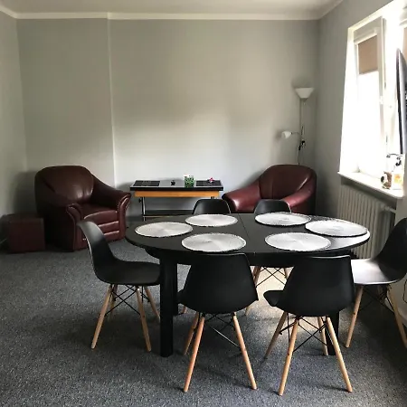 アパート Apartament Przy Basenie ギジツコ
